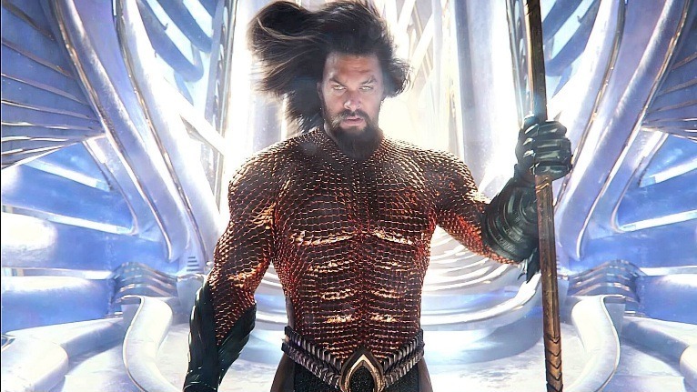 Jason Momoa as Aquaman, holding a trident in Atlantis